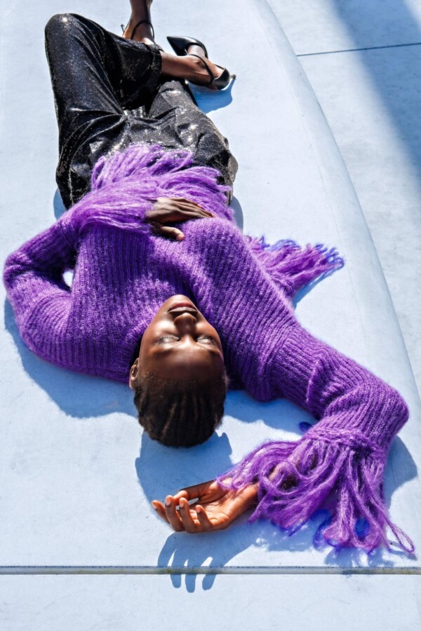 Pullover in Lila aus Mohair und Seide mit Fransen am Arm und Bund.