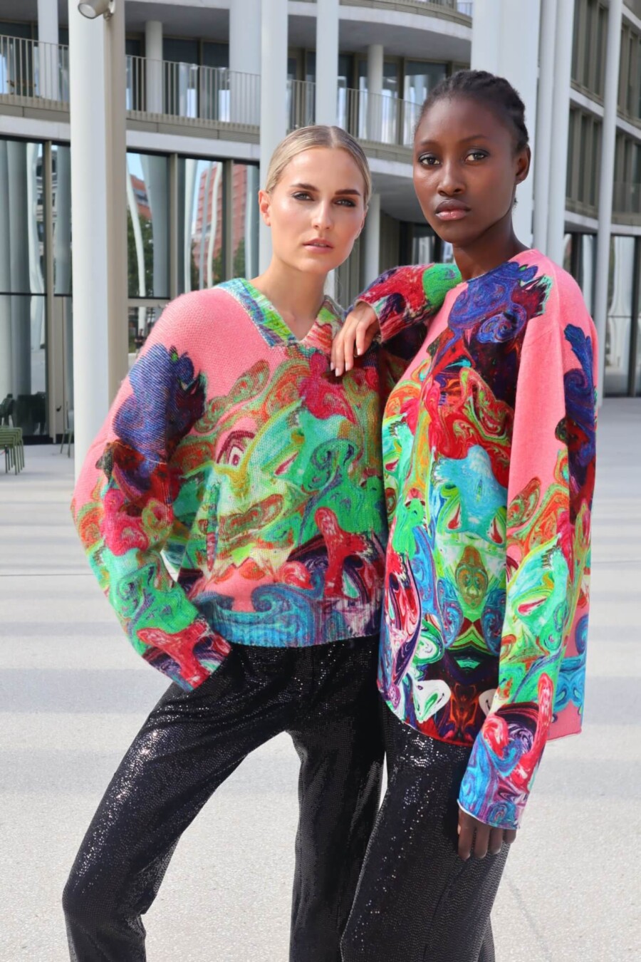 Bunter Kaschmir-Hoodie mit Print – Vorderansicht