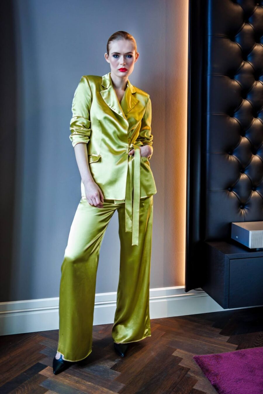 Blazer aus Satin in Grün, Wickeloptik, mit Schleife und Pattentaschen