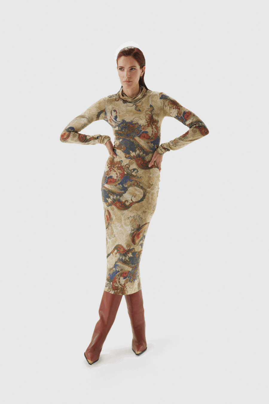 Elegantes langes Kleid mit Paisley Muster in Creme – Modelansicht