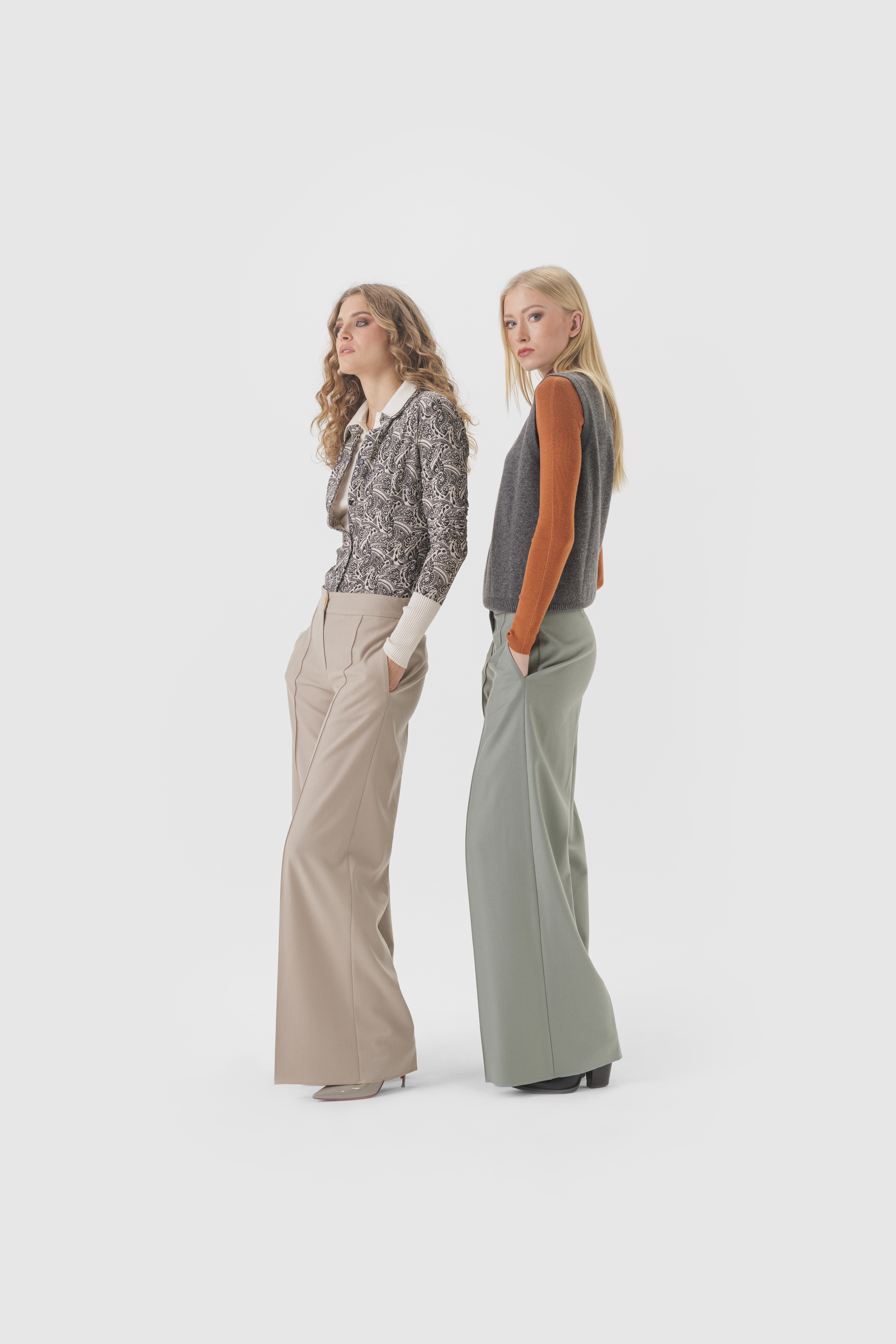 schmale, schwarze,weisse Damenbluse, enge Bluse, elastisches Material