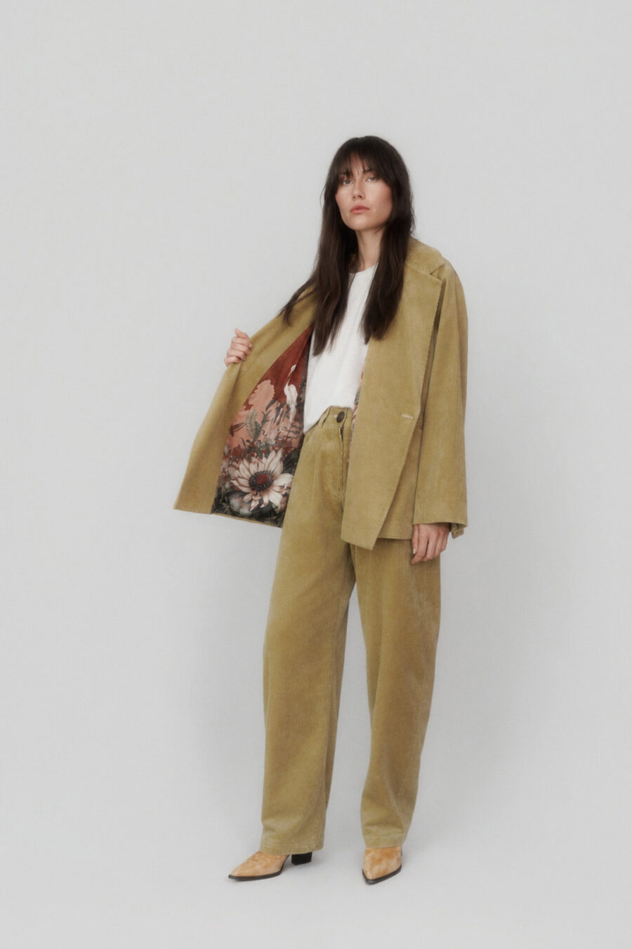 Boscana, Boscana Manufaktur, Leipzig, Atelier Leipzig, Damenmode, Modemanufaktur, Manufaktur für Damenmode, Hose, Cordanzug, Hose, Jacke, Cordjacke, oliv, camel, braun,moca